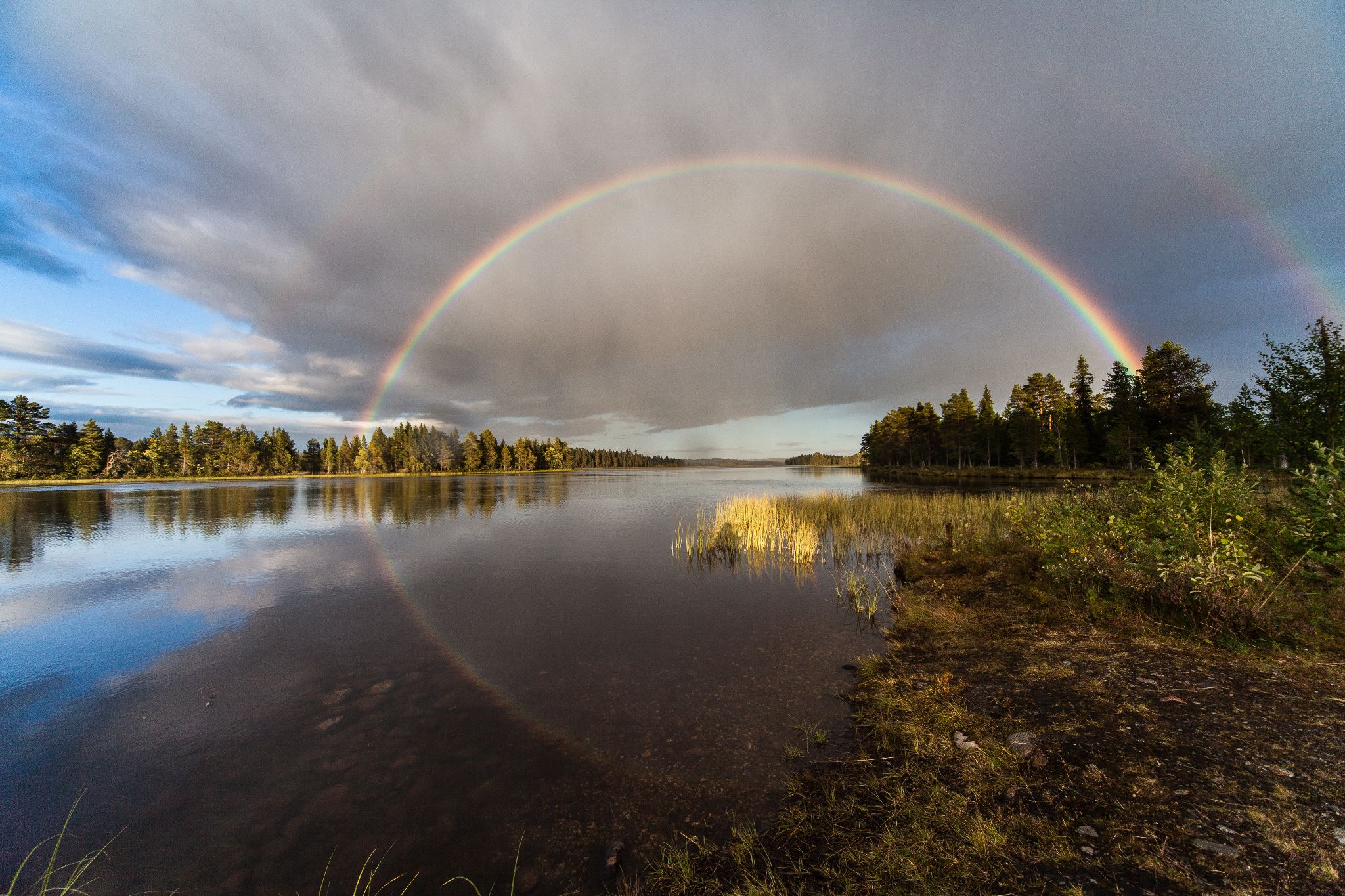 Regenbogen im Sonnenuntergang, Inlandsvägen, Schweden