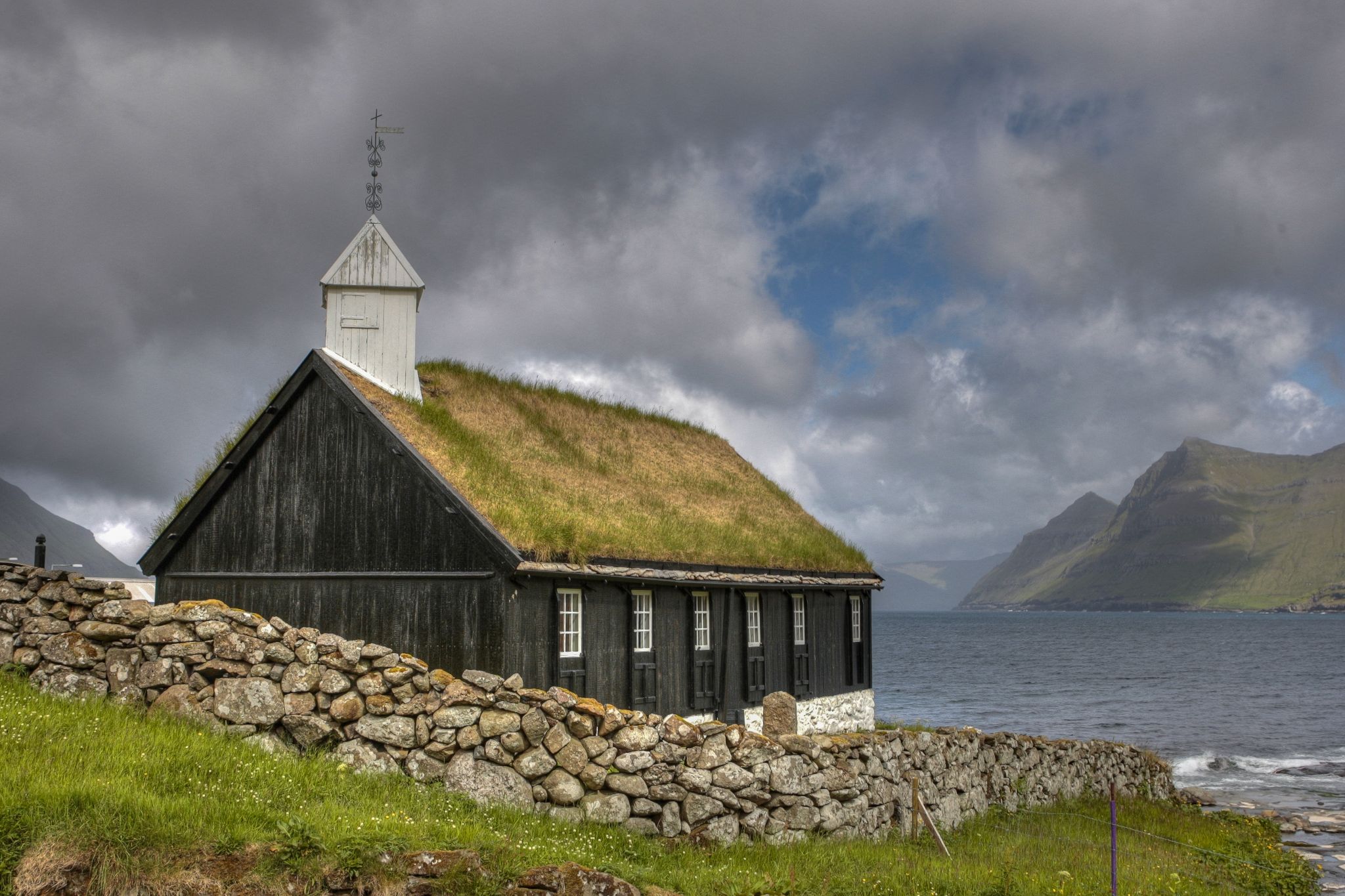 Kleine Kirche auf den Faröer-Inseln